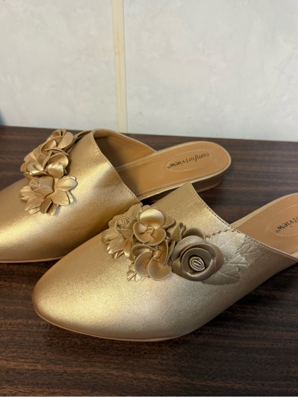 11WW Comfortview Ayla On Mules Faux Leather Wide Width Gold Flowers NEW In Box